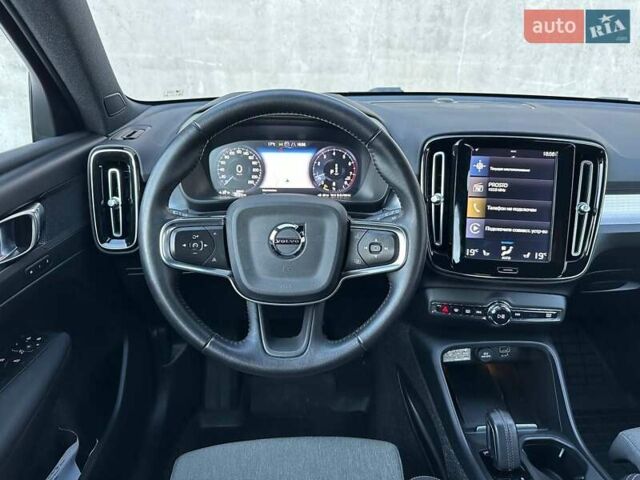 Белый Вольво XC40, объемом двигателя 1.97 л и пробегом 95 тыс. км за 27000 $, фото 18 на Automoto.ua