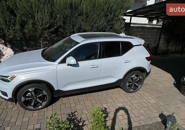 Белый Вольво XC40, объемом двигателя 1.97 л и пробегом 63 тыс. км за 29100 $, фото 6 на Automoto.ua