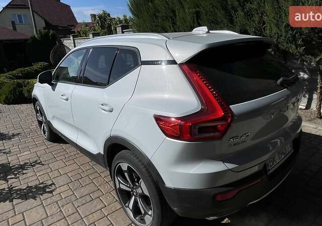 Белый Вольво XC40, объемом двигателя 1.97 л и пробегом 63 тыс. км за 29100 $, фото 4 на Automoto.ua
