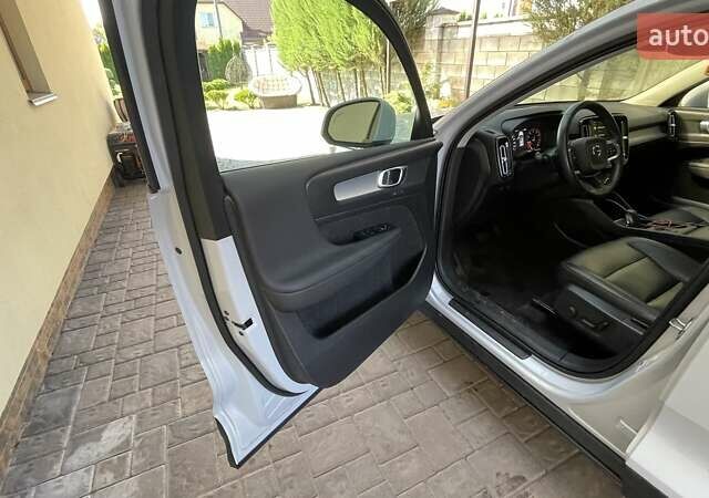 Белый Вольво XC40, объемом двигателя 1.97 л и пробегом 63 тыс. км за 29100 $, фото 18 на Automoto.ua