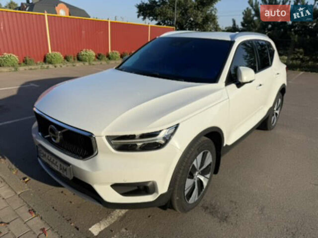 Белый Вольво XC40, объемом двигателя 1.97 л и пробегом 103 тыс. км за 33900 $, фото 1 на Automoto.ua