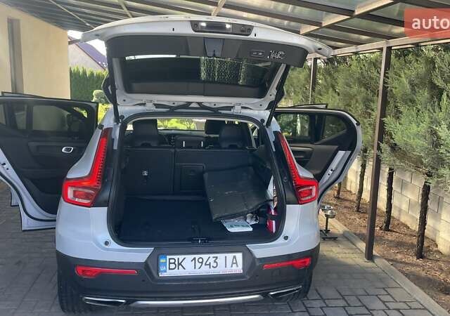 Белый Вольво XC40, объемом двигателя 1.97 л и пробегом 63 тыс. км за 29100 $, фото 23 на Automoto.ua