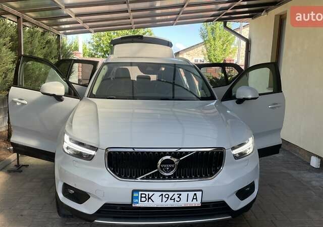 Белый Вольво XC40, объемом двигателя 1.97 л и пробегом 63 тыс. км за 29100 $, фото 25 на Automoto.ua
