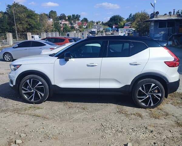 Вольво XC40 2020 в Днепре (Днепропетровске) на Automoto.ua Белый Вольво XC40, объемом двигателя 1.97 л и пробегом 3 тыс. км за 34000 $, фото 1 на Automoto.ua