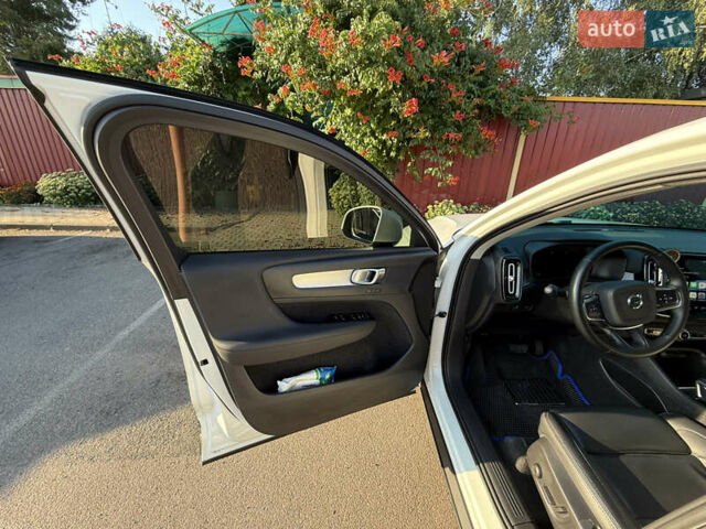 Белый Вольво XC40, объемом двигателя 1.97 л и пробегом 103 тыс. км за 33900 $, фото 11 на Automoto.ua