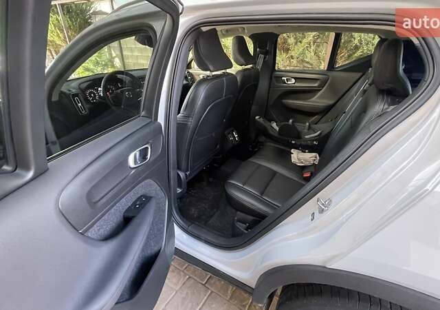 Белый Вольво XC40, объемом двигателя 1.97 л и пробегом 63 тыс. км за 29100 $, фото 19 на Automoto.ua