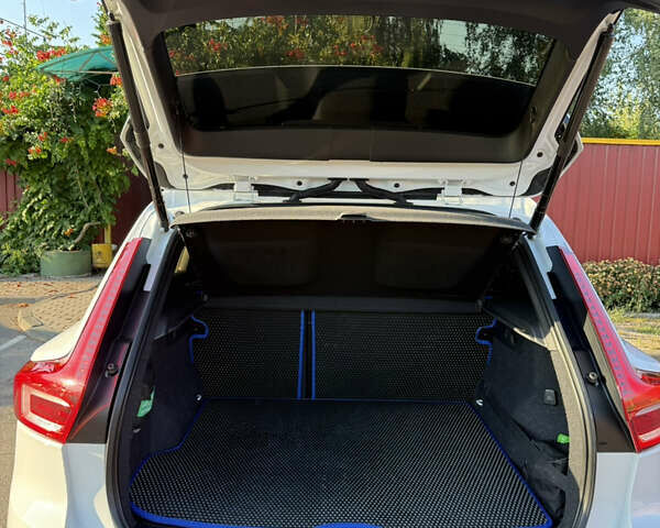 Белый Вольво XC40, объемом двигателя 1.97 л и пробегом 99 тыс. км за 34500 $, фото 8 на Automoto.ua