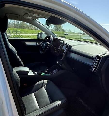 Белый Вольво XC40, объемом двигателя 1.97 л и пробегом 40 тыс. км за 35200 $, фото 7 на Automoto.ua