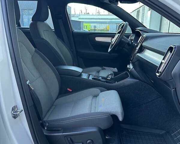 Белый Вольво XC40, объемом двигателя 1.97 л и пробегом 95 тыс. км за 27000 $, фото 29 на Automoto.ua