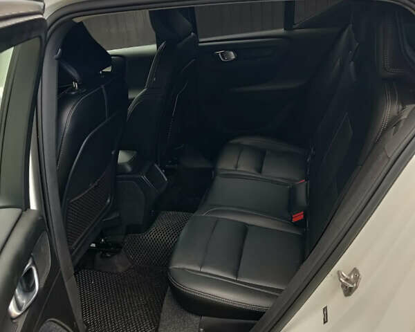 Білий Вольво XC40, об'ємом двигуна 1.97 л та пробігом 67 тис. км за 26300 $, фото 23 на Automoto.ua