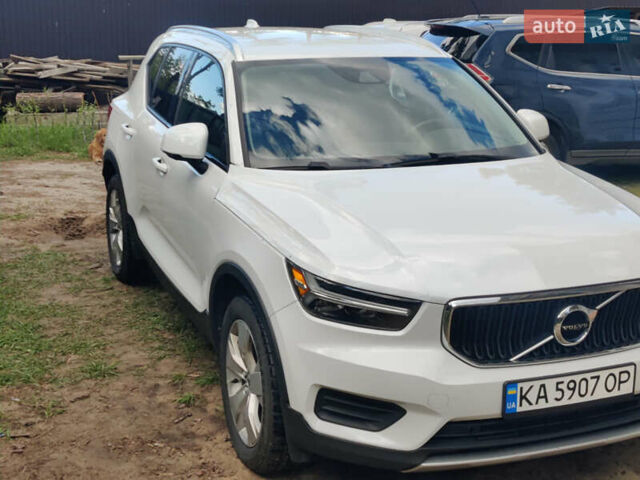Білий Вольво XC40, об'ємом двигуна 1.97 л та пробігом 67 тис. км за 26300 $, фото 2 на Automoto.ua