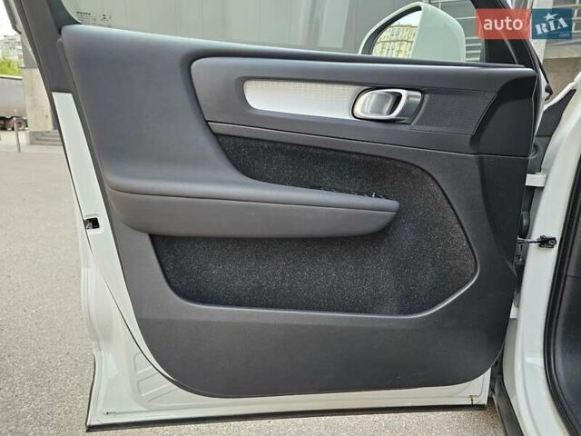Белый Вольво XC40, объемом двигателя 1.48 л и пробегом 69 тыс. км за 29200 $, фото 37 на Automoto.ua