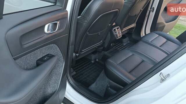 Белый Вольво XC40, объемом двигателя 1.97 л и пробегом 44 тыс. км за 36900 $, фото 16 на Automoto.ua