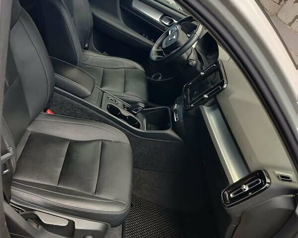 Білий Вольво XC40, об'ємом двигуна 1.97 л та пробігом 67 тис. км за 26300 $, фото 25 на Automoto.ua