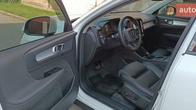 Белый Вольво XC40, объемом двигателя 1.97 л и пробегом 44 тыс. км за 36900 $, фото 5 на Automoto.ua