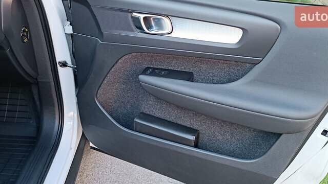 Белый Вольво XC40, объемом двигателя 1.97 л и пробегом 44 тыс. км за 36900 $, фото 23 на Automoto.ua