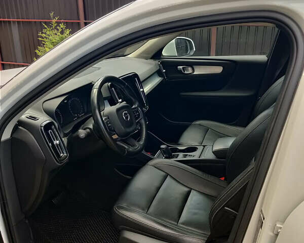Білий Вольво XC40, об'ємом двигуна 1.97 л та пробігом 67 тис. км за 26300 $, фото 11 на Automoto.ua