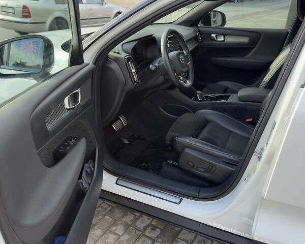 Белый Вольво XC40, объемом двигателя 0 л и пробегом 44 тыс. км за 24900 $, фото 31 на Automoto.ua
