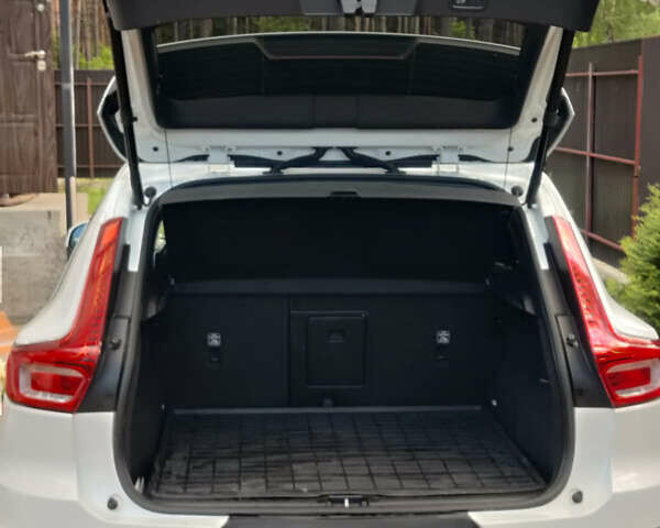Білий Вольво XC40, об'ємом двигуна 1.97 л та пробігом 67 тис. км за 26300 $, фото 4 на Automoto.ua