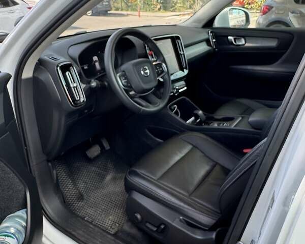 Білий Вольво XC40, об'ємом двигуна 1.97 л та пробігом 52 тис. км за 40000 $, фото 4 на Automoto.ua