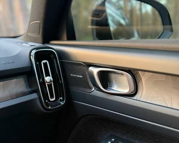 Белый Вольво XC40, объемом двигателя 0 л и пробегом 32 тыс. км за 41000 $, фото 37 на Automoto.ua