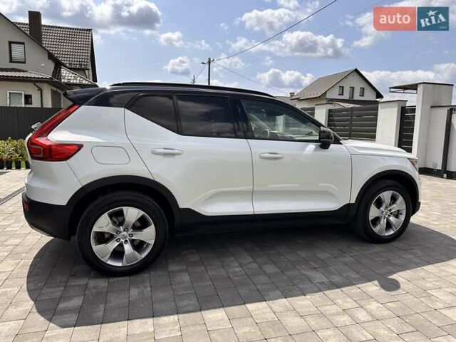 Білий Вольво XC40, об'ємом двигуна 1.97 л та пробігом 124 тис. км за 24700 $, фото 2 на Automoto.ua