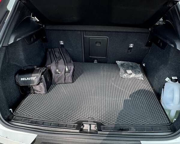 Білий Вольво XC40, об'ємом двигуна 1.97 л та пробігом 52 тис. км за 40000 $, фото 8 на Automoto.ua