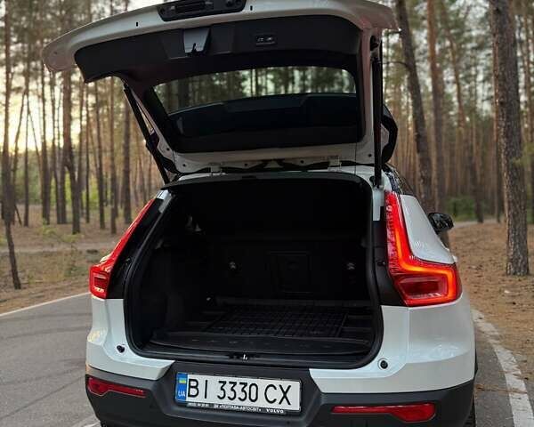 Белый Вольво XC40, объемом двигателя 0 л и пробегом 32 тыс. км за 41000 $, фото 43 на Automoto.ua
