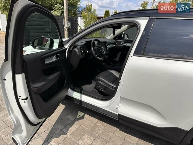 Белый Вольво XC40, объемом двигателя 1.97 л и пробегом 124 тыс. км за 22900 $, фото 24 на Automoto.ua