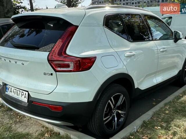 Білий Вольво XC40, об'ємом двигуна 1.97 л та пробігом 52 тис. км за 40000 $, фото 1 на Automoto.ua