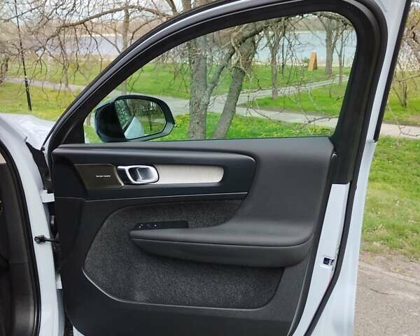 Білий Вольво XC40, об'ємом двигуна 2 л та пробігом 21 тис. км за 37100 $, фото 5 на Automoto.ua
