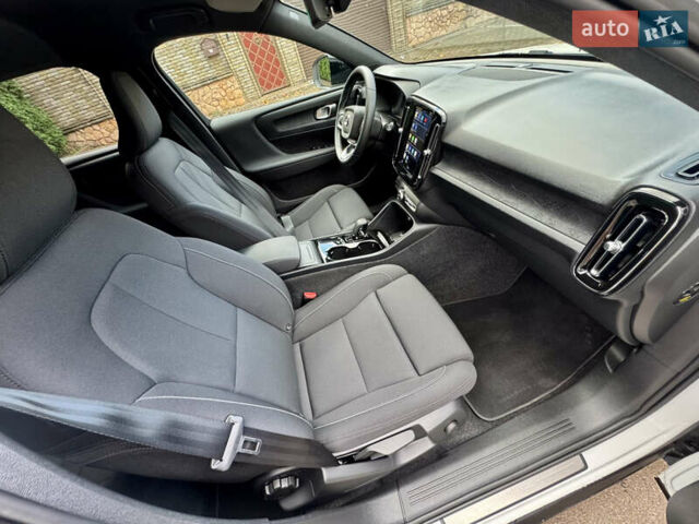 Белый Вольво XC40, объемом двигателя 0 л и пробегом 47 тыс. км за 26499 $, фото 17 на Automoto.ua