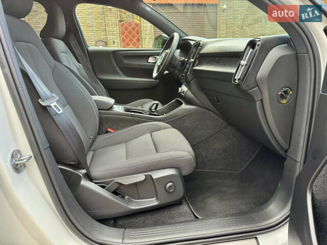 Белый Вольво XC40, объемом двигателя 0 л и пробегом 47 тыс. км за 26499 $, фото 16 на Automoto.ua