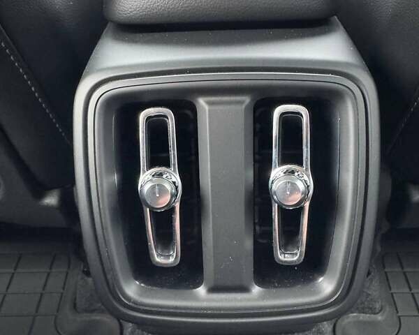 Белый Вольво XC40, объемом двигателя 1.97 л и пробегом 2 тыс. км за 42633 $, фото 28 на Automoto.ua