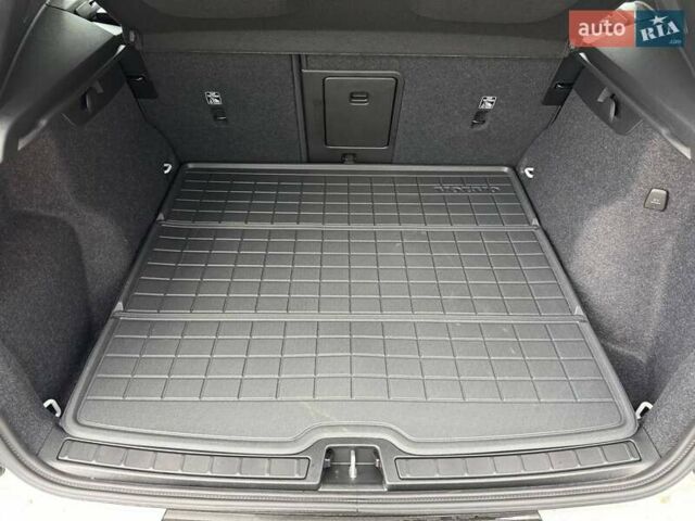 Белый Вольво XC40, объемом двигателя 1.97 л и пробегом 2 тыс. км за 42633 $, фото 11 на Automoto.ua