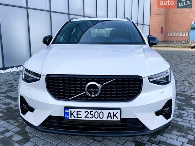 Білий Вольво XC40, об'ємом двигуна 1.97 л та пробігом 1 тис. км за 45788 $, фото 4 на Automoto.ua