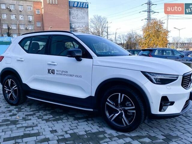Білий Вольво XC40, об'ємом двигуна 1.97 л та пробігом 1 тис. км за 45788 $, фото 6 на Automoto.ua