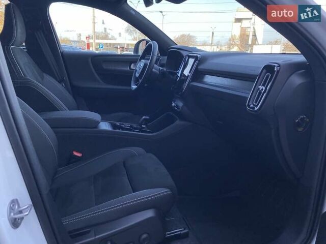 Білий Вольво XC40, об'ємом двигуна 1.97 л та пробігом 1 тис. км за 45788 $, фото 18 на Automoto.ua