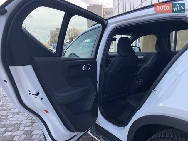 Білий Вольво XC40, об'ємом двигуна 1.97 л та пробігом 1 тис. км за 45788 $, фото 16 на Automoto.ua