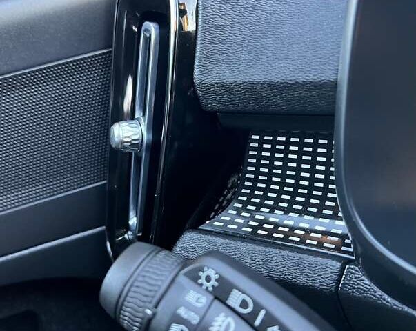 Черный Вольво XC40, объемом двигателя 0 л и пробегом 99 тыс. км за 25950 $, фото 85 на Automoto.ua
