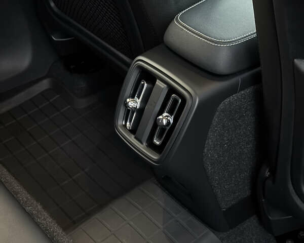 Чорний Вольво XC40, об'ємом двигуна 1.97 л та пробігом 41 тис. км за 29300 $, фото 9 на Automoto.ua