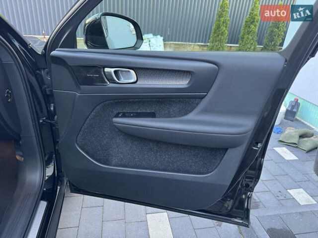 Черный Вольво XC40, объемом двигателя 0 л и пробегом 73 тыс. км за 26500 $, фото 78 на Automoto.ua