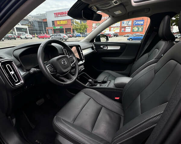 Чорний Вольво XC40, об'ємом двигуна 1.97 л та пробігом 42 тис. км за 27300 $, фото 3 на Automoto.ua
