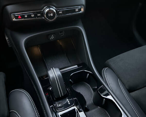 Чорний Вольво XC40, об'ємом двигуна 1.97 л та пробігом 41 тис. км за 29300 $, фото 7 на Automoto.ua