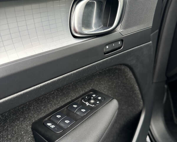 Чорний Вольво XC40, об'ємом двигуна 1.97 л та пробігом 42 тис. км за 27300 $, фото 23 на Automoto.ua