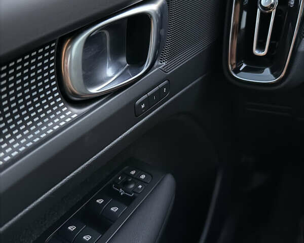 Чорний Вольво XC40, об'ємом двигуна 1.97 л та пробігом 41 тис. км за 29300 $, фото 3 на Automoto.ua