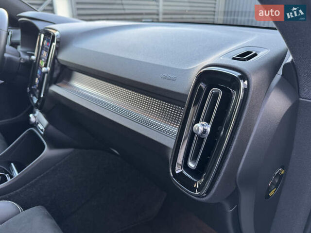 Черный Вольво XC40, объемом двигателя 0 л и пробегом 73 тыс. км за 26500 $, фото 81 на Automoto.ua