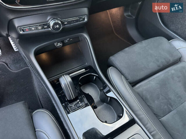 Черный Вольво XC40, объемом двигателя 0 л и пробегом 73 тыс. км за 26500 $, фото 47 на Automoto.ua