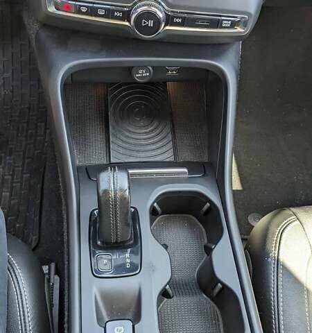 Красный Вольво XC40, объемом двигателя 2 л и пробегом 57 тыс. км за 24000 $, фото 14 на Automoto.ua