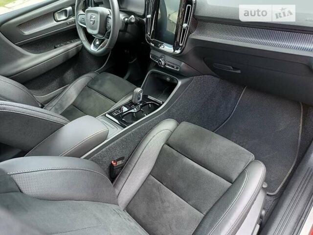 Вольво XC40 2020 в Славуте на Automoto.ua Красный Вольво XC40, объемом двигателя 1.97 л и пробегом 24 тыс. км за 38600 $, фото 16 на Automoto.ua